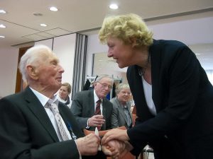 Dr. Kaja Tael überreicht Carl-Otto Riesenkampff den estnischen Verdienstorden 2013