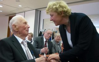 Dr. Kaja Tael überreicht Carl-Otto Riesenkampff den estnischen Verdienstorden 2013