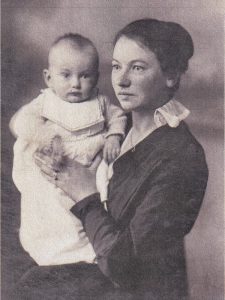 Carl-Otto Riesenkampff 1917 mit seiner Mutter Karin Aniella