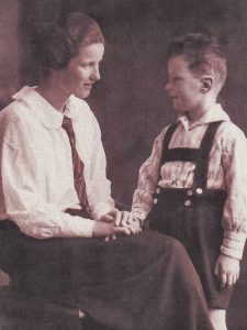 Carl-Otto mit seiner Stiefmutter Lieselotte ca. 1923
