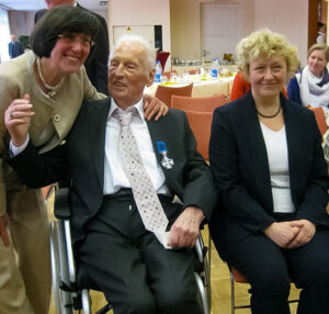 Carl-Otto Riesenkampff anlässlich der Verleihung des estnischen Marienland-Ordens IV. Klasse zusammen mit der estnischen Botschafterin in Deutschland, Frau Dr. Kaja Tael und der Leiterin der Carl-Otto und Georg Riesenkampff-Stiftung, Frau Brigitte Riesenkampff im April 2013 in Wiesbaden.