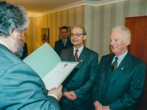 Übergabe der Stiftungsurkunde am 29.03.2001