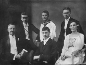 Die Großeltern, Rechtsanwalt Georg-Heinrich u. Agnes-Anna-Caroline Riesenkampff mit ihren vier Söhnen Heinrich, Jürgen (letzter Präses der Fraternitas Rigensis), Justus und Wolfgang, Riga ca. 1925