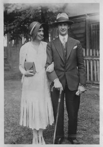 Die Eltern – Rechtsanwalt (später Richter) Dr. Heinrich Riesenkampff und Berty Riesenkampff in Riga, ca. 1934.