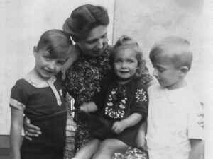 Georg Riesenkampff mit Mutter, Schwester und Vetter Alexander kurz nach der Umsiedlung, Deutschland ca. 1940