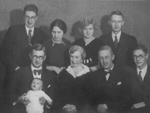 Georg Riesenkampff als Kind mit Eltern und Familie anlässlich seiner Taufe in Riga 1935